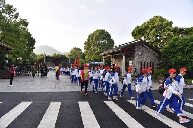 雄关漫道真如铁而今迈步从头越东山学校第一届80华里远足活动纪实