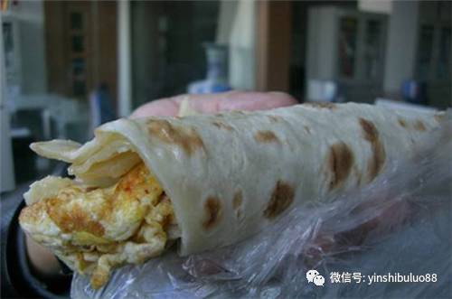 大饼鸡蛋又称大饼卷鸡蛋,是一种天津风味街头小吃.