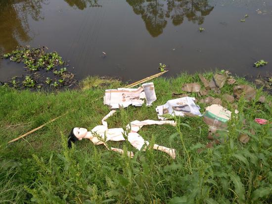 大足一河中惊现女尸警方捞起发现是充气娃娃