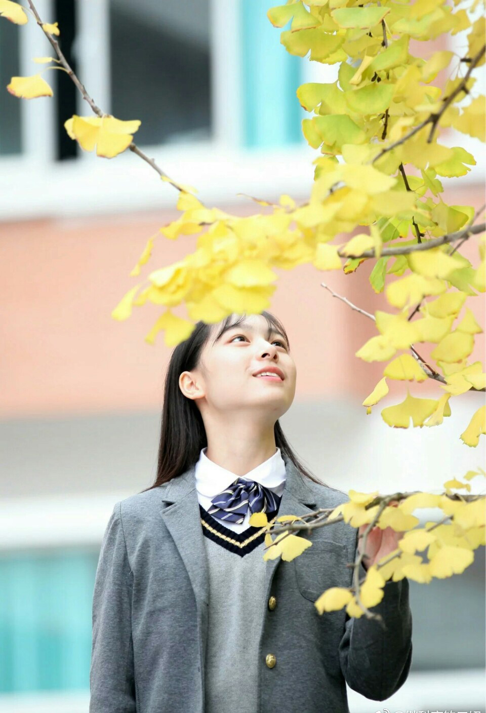 武汉水果湖高中的新校服刷屏,摆脱传统校服,媲美日韩校服