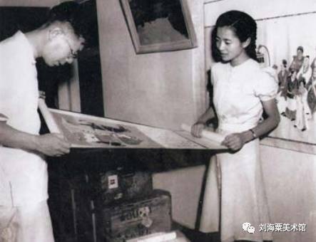 1948年夏,在南京与父亲常书鸿看敦煌摹本.