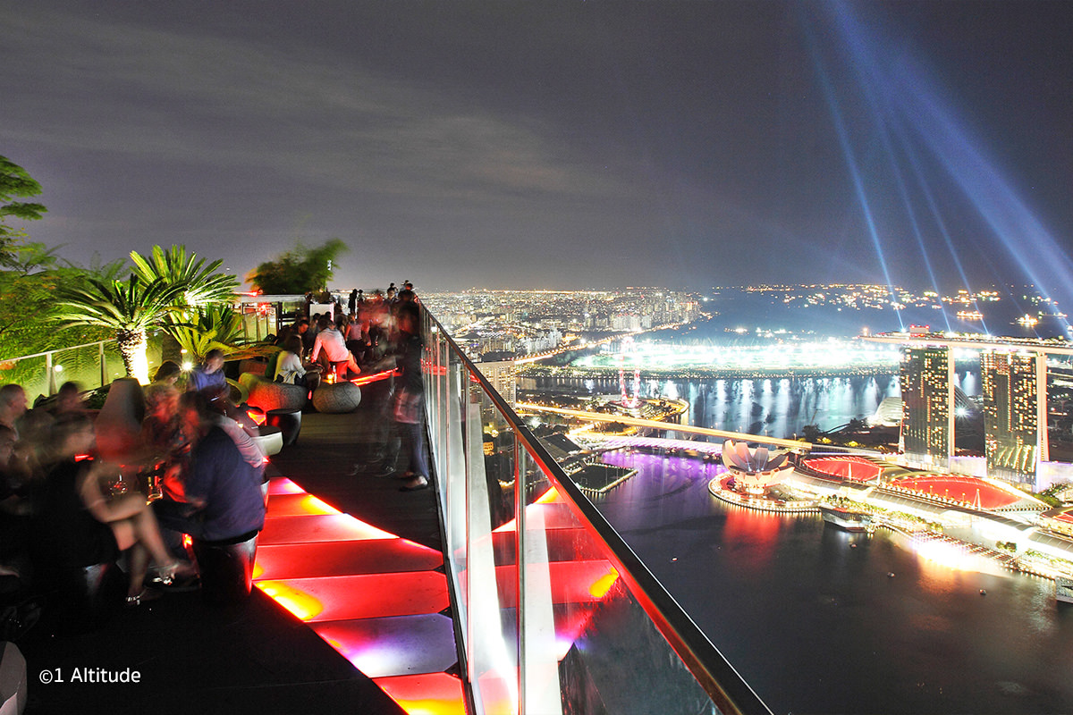 它是全世界最高的屋顶酒吧带你360度俯瞰狮城