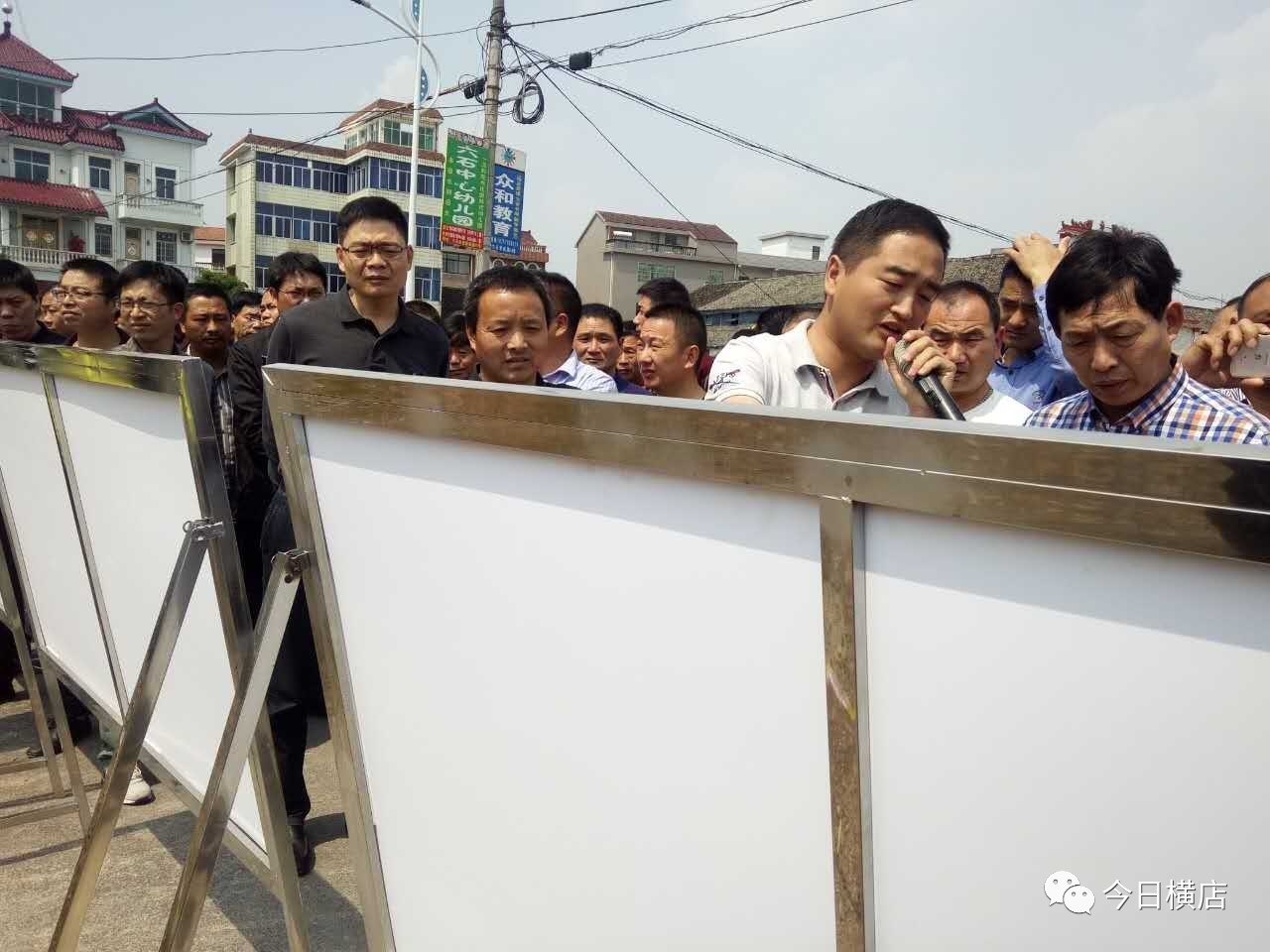 在夏溪潭村,六石街道有关负责人向各村(小区)干部介绍了该村的治危