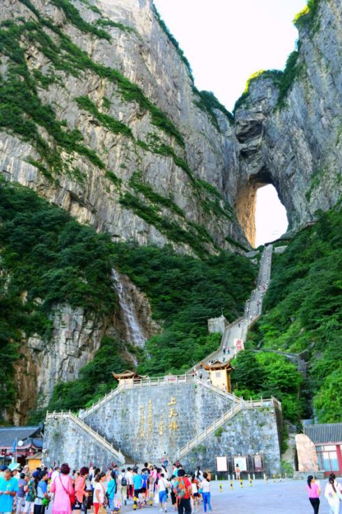 我們迫不及待踏上天門山景區,一覽天門山的驚心動魄,聽說天門山門票