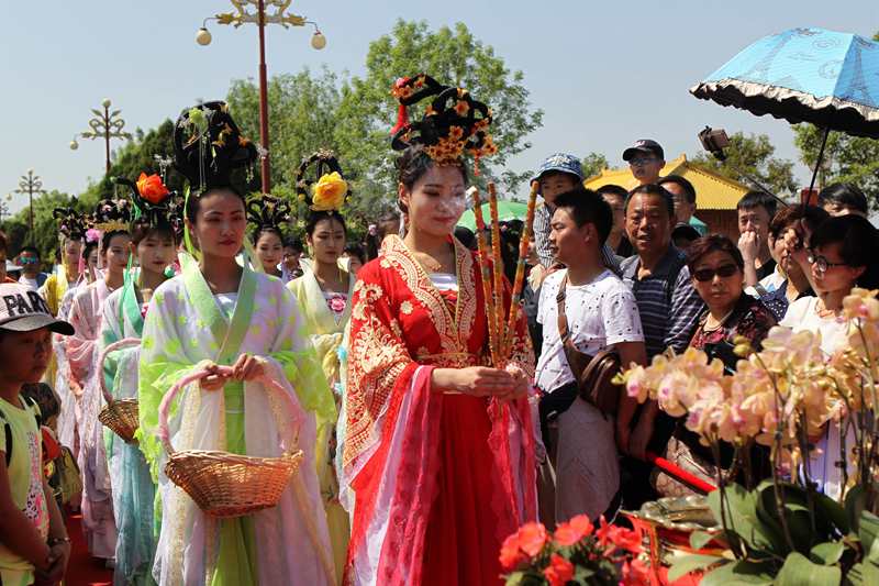 花朝节:美女穿古装拜花神求青春常驻貌美如花