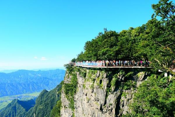 我們迫不及待踏上天門山景區,一覽天門山的驚心動魄,聽說天門山門票