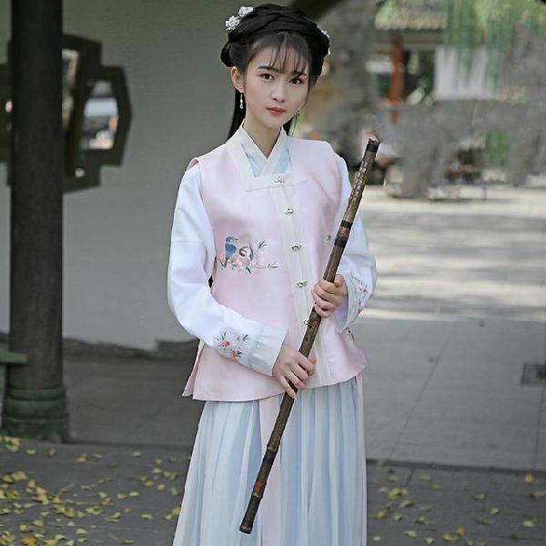 汉族古代的袍服最能体现这一风格,这种袍服的主要特点是宽袍