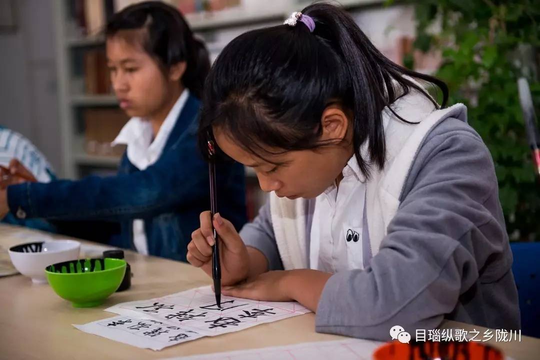 陇川县拉影国门小学280名学生和缅甸雷基(洋人街)华侨学校150学生一起