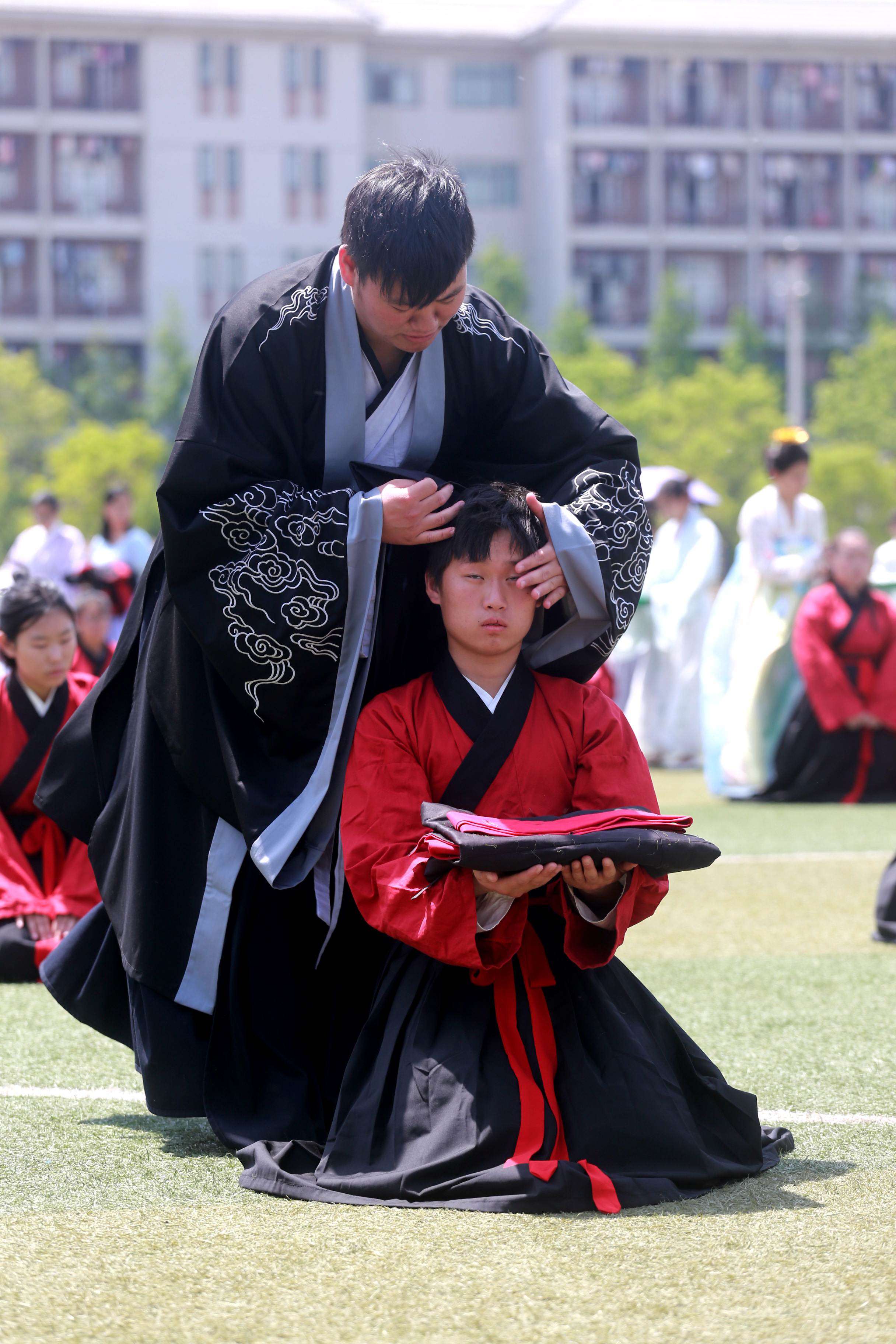 豫高校大学生举办汉服集体成人冠笄之礼