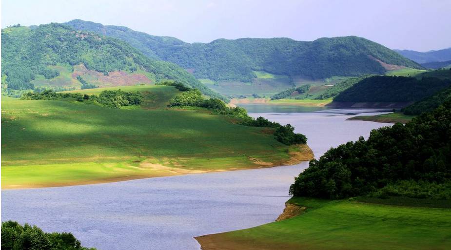 长白山池西卧虎峰图片