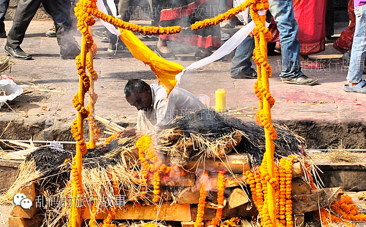 实拍难得一见的印度教皇家豪华烧尸仪式惊悚慎入!