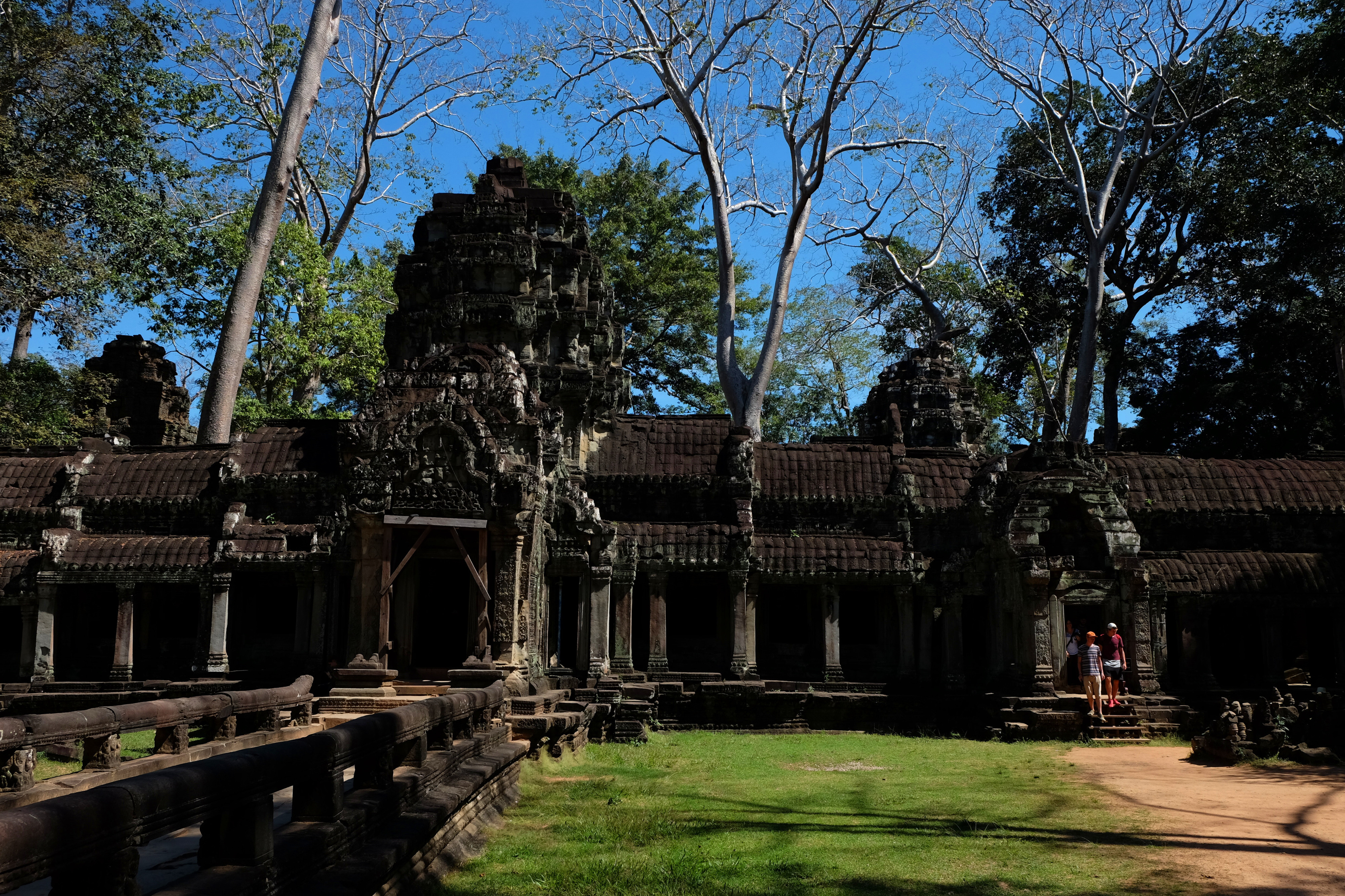 2,塔布隆寺ta prohm 塔布隆寺是吴哥窟建筑群中最大的建筑之一,跟其他