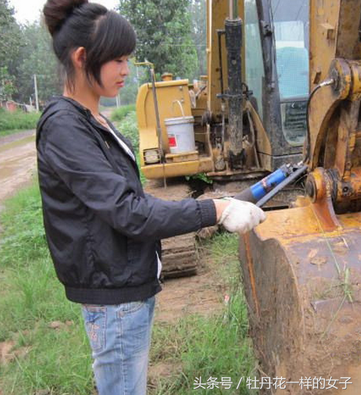 开挖掘机的90后女孩,对自己的操作还是很满意每天在工地上干活,很容易