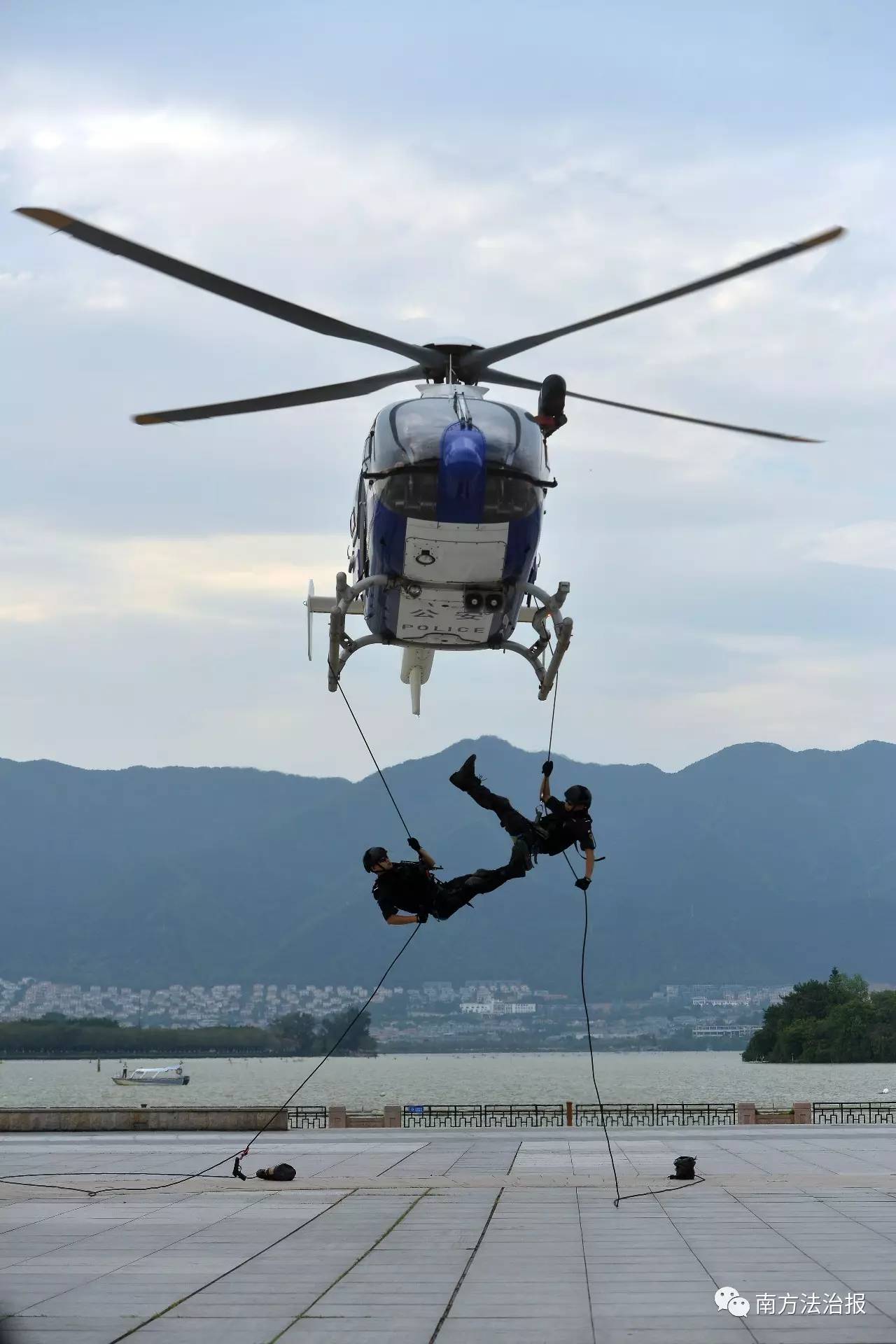 直升机上武装巡逻年轻飞行员驾驶e135直升机升空机务人员对飞机进行