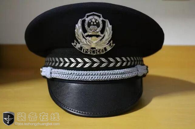公安部自2013年决定修改警察帽徽图案,将帽徽下端的jingcha修改为