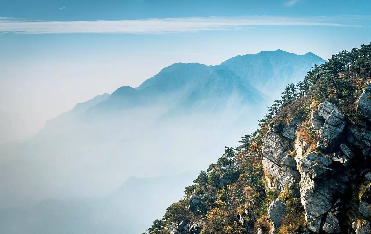 丛山叠岭碧空尽,且将诗魂托青山