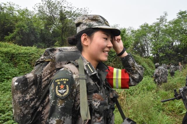 野战部队的女兵图片