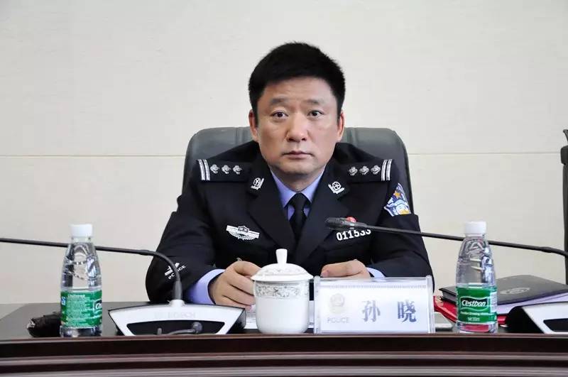 县委组织部常务副部长李建军宣布县委对县公安局有关人事任免事项副