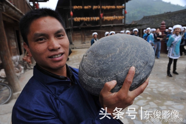 中国惟一的水族自治县贵州省黔南州三都县姑鲁产蛋崖地质奇观向游客