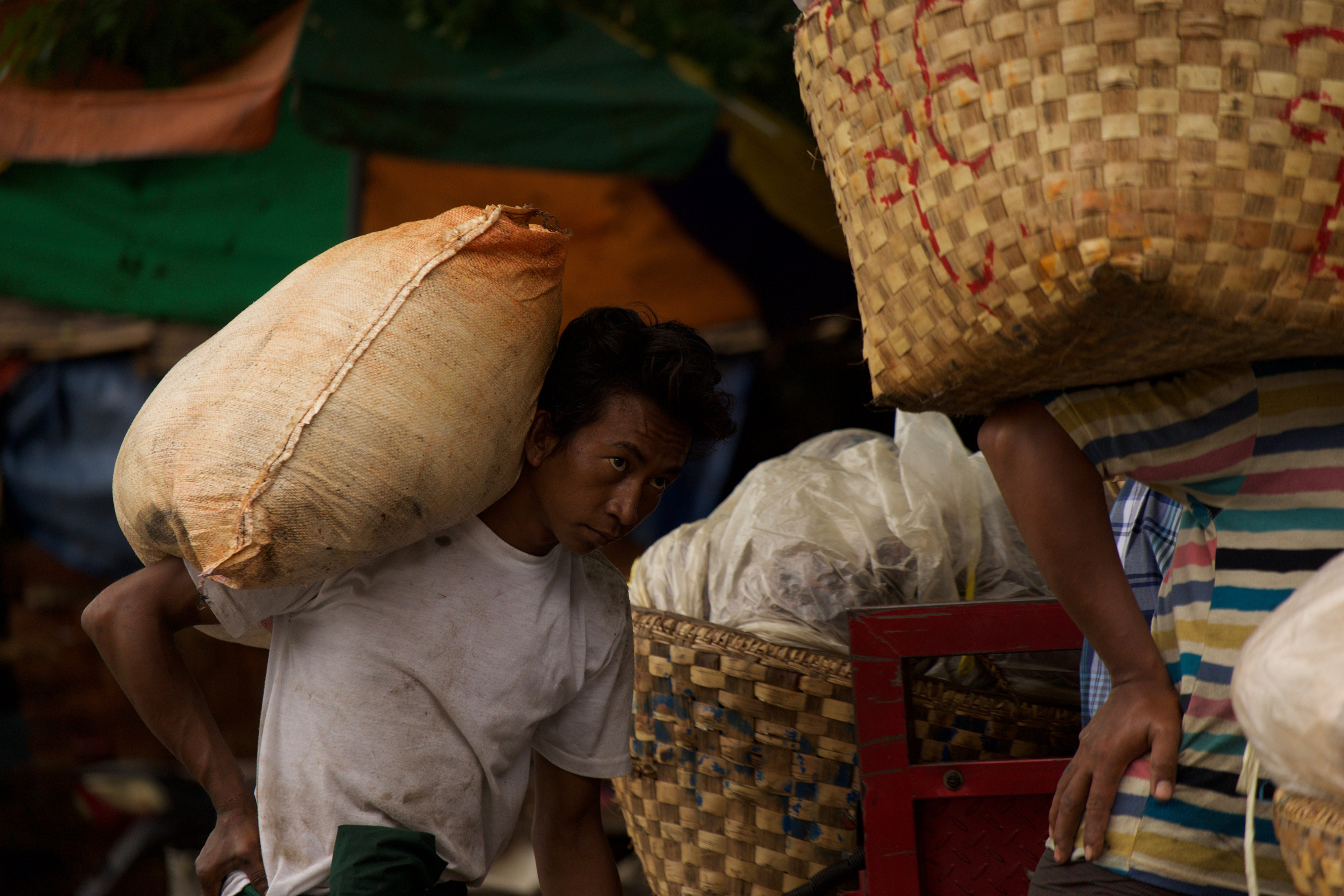 碼頭搬運貨物的工人photo by sean