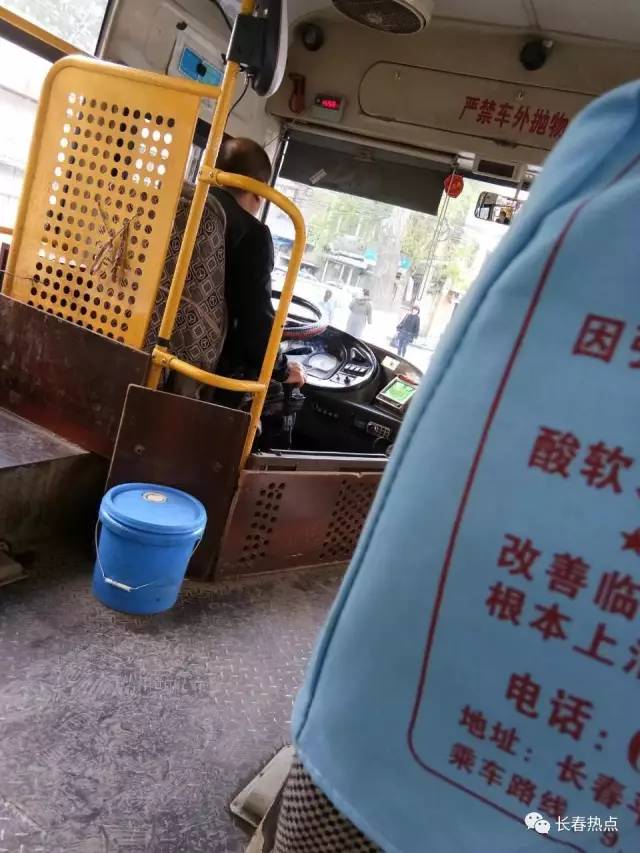 長春一70多歲老人故意劃壞別人車,254路公交車,司機開車吸菸吞雲吐霧