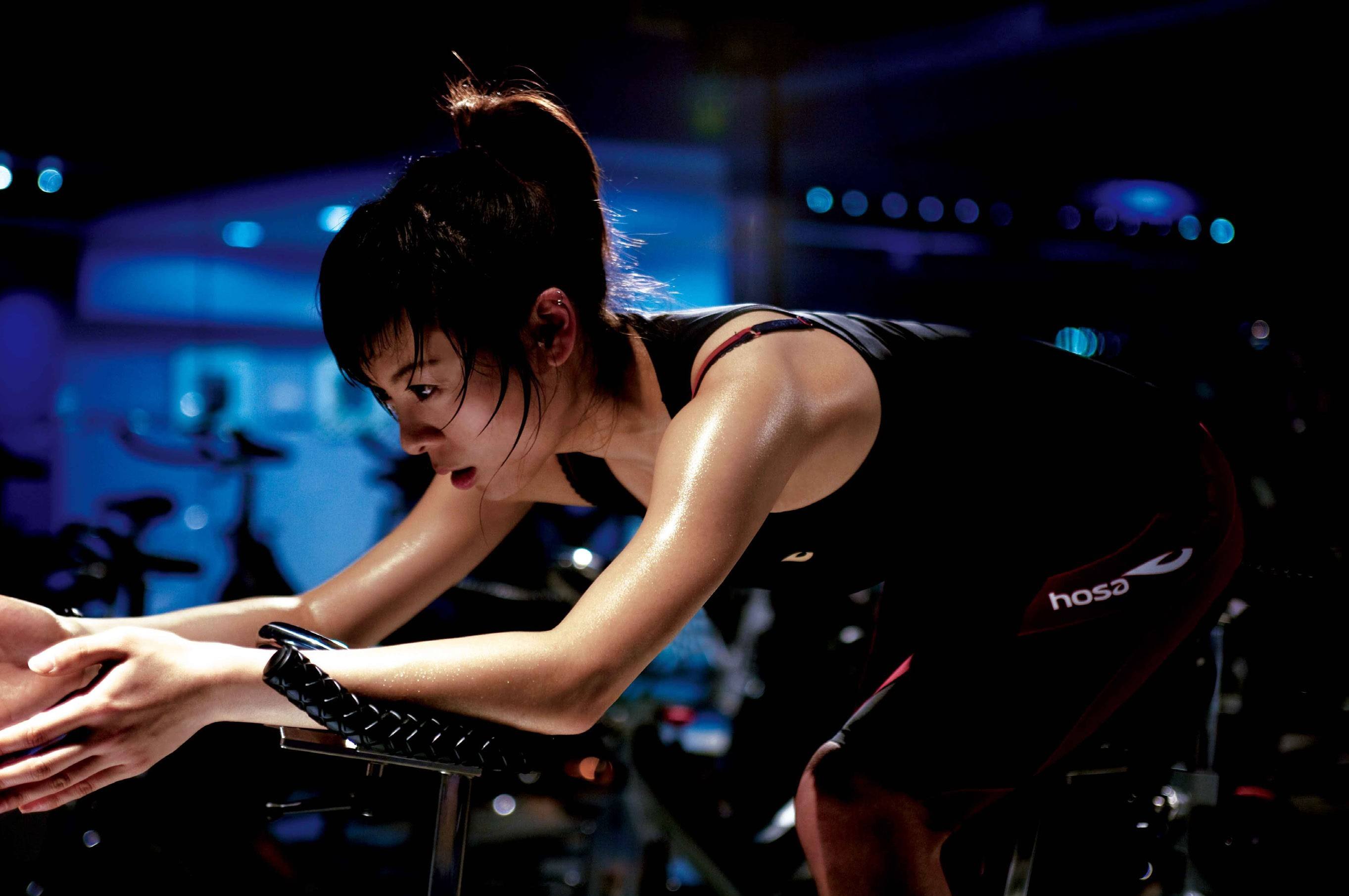 能够在健身房跟着教练一起骑动感单车的确是不错的有氧运动,也可以