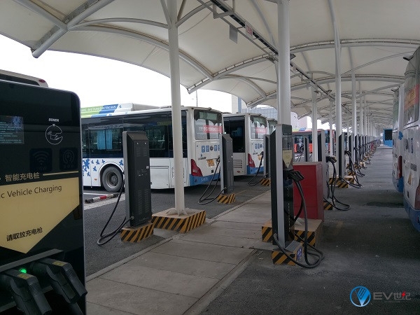 杭州拱康电动公交车充电站,可同时容纳400台公交车供电尽管比亚迪纯