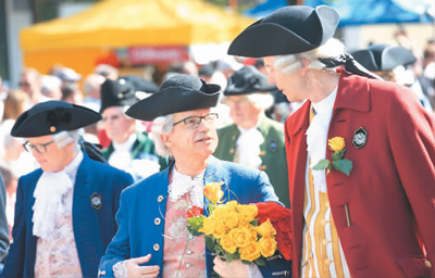 4月24日,在瑞士苏黎世,人们身着中世纪服装参加"送冬节"古装游行.