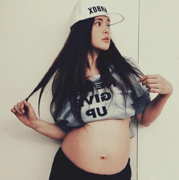 杨颖怀孕十月巨肚照图片