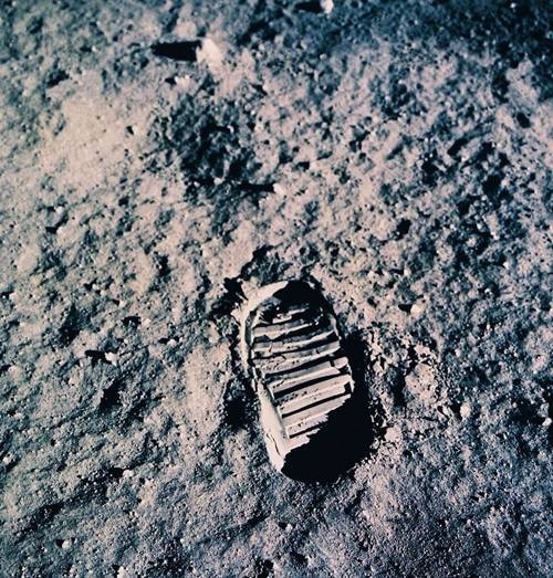 阿姆斯特朗在月球留下的脚印