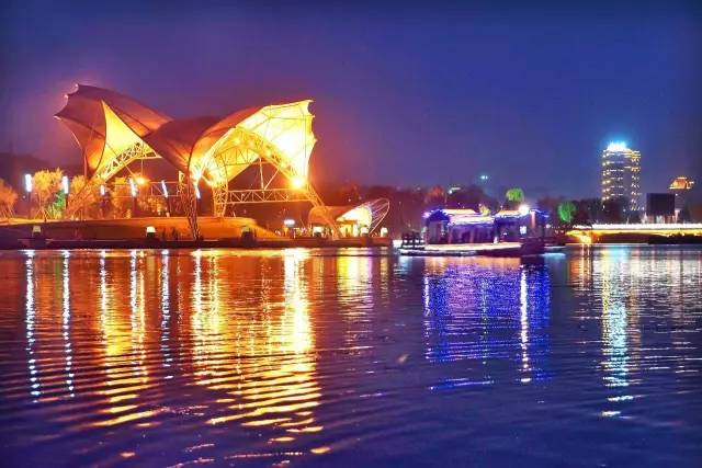 29日晚月牙岛音乐喷泉开喷五一期间每天白天加演一场