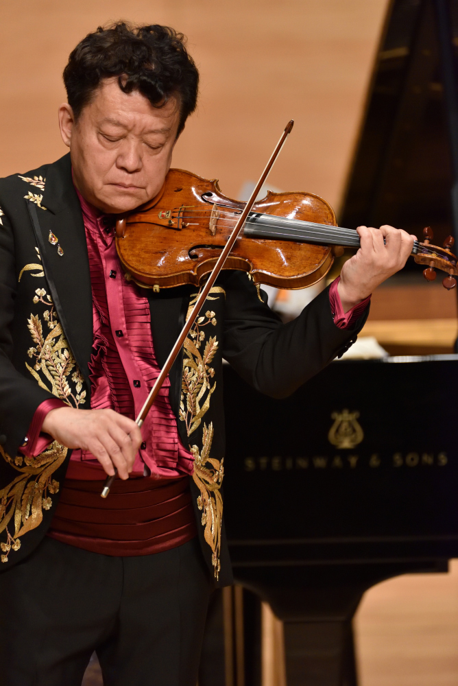 著名小提琴演奏家盛中国