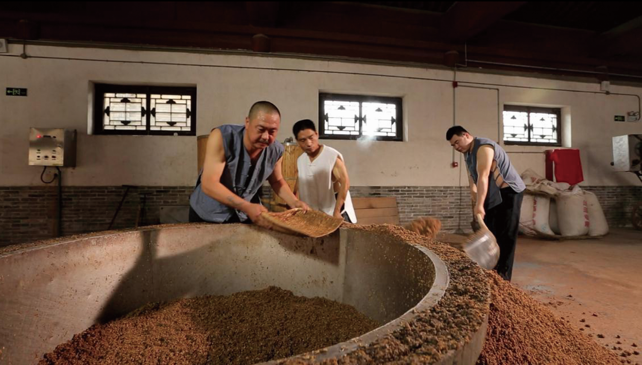 "看花接酒,汾酒酿酒师用这绝技选出高质量好酒