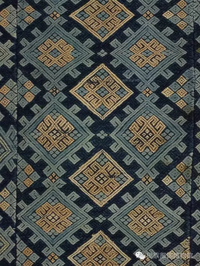 织锦细节图此幅布依族蓝黄色勾龙纹锦被面,征集于贵州荔波坤地