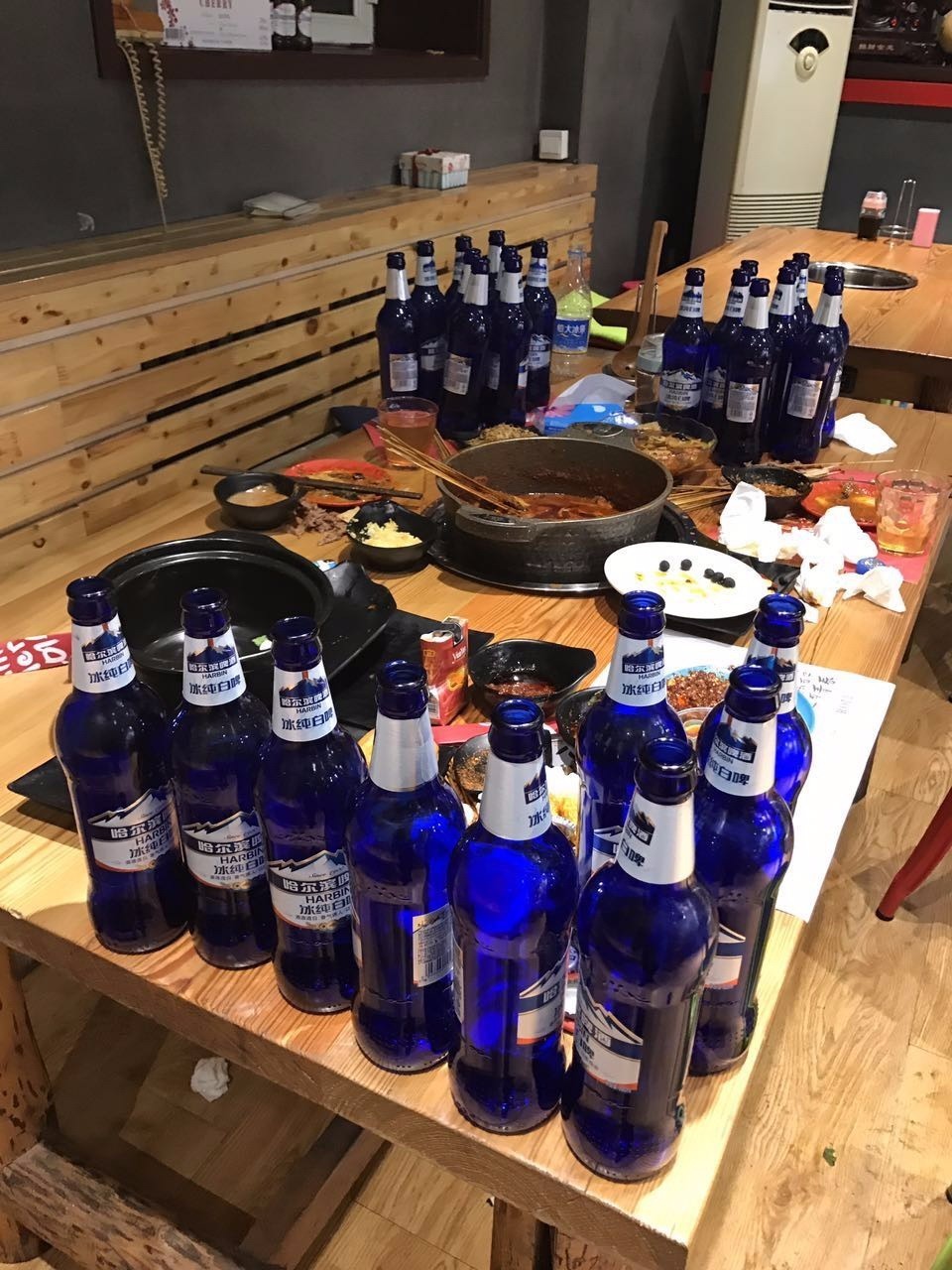 其实全国能生产达标的蓝色酒瓶子的厂家就一个,僧多粥少想喝的同学