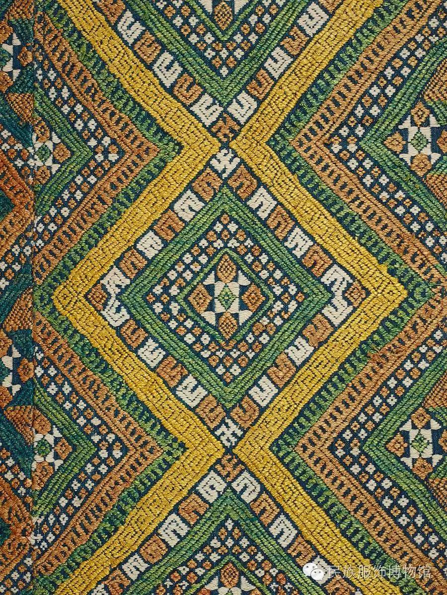 织锦细节图此幅布依族黄绿色大龙纹锦被面,征集于贵州荔波坤地