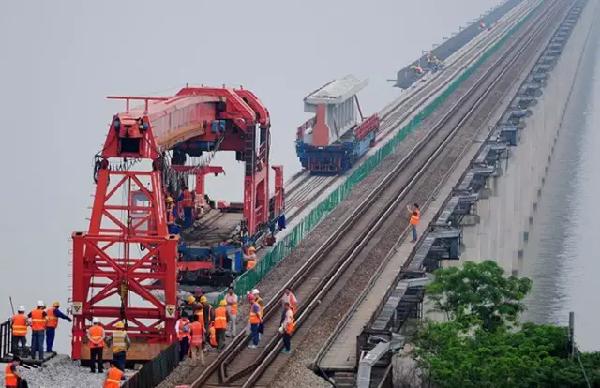 這條鐵路開通運營後,能有效緩解滬昆,京九鐵路兩大幹線運力緊張的狀況