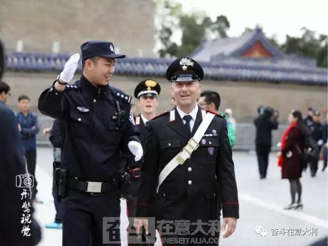 多图意大利宪兵和警察在北京巡逻执勤