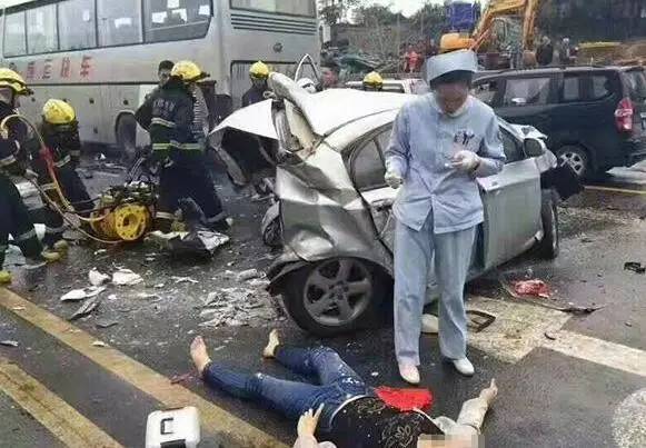 广东车祸7死2伤图片
