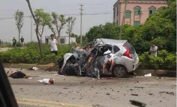 湛江东海岛特大车祸,人都挂在车外了!