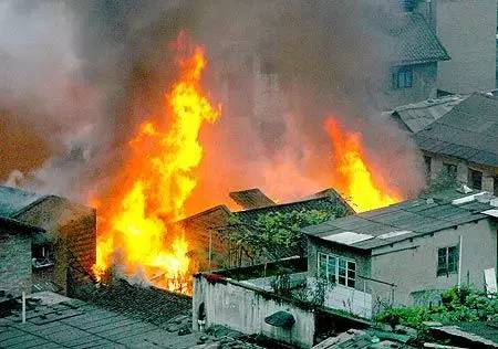 突发 鄂州泽林一民房起火 火灾情况形势十分严峻