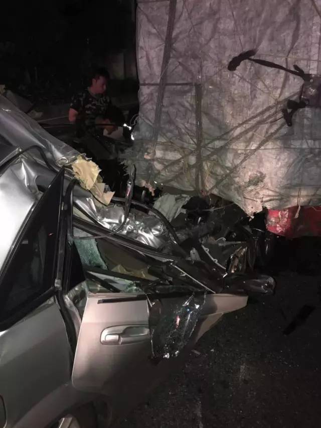 容桂突發恐怖車禍小車車頭不見了一半現場慘不忍睹