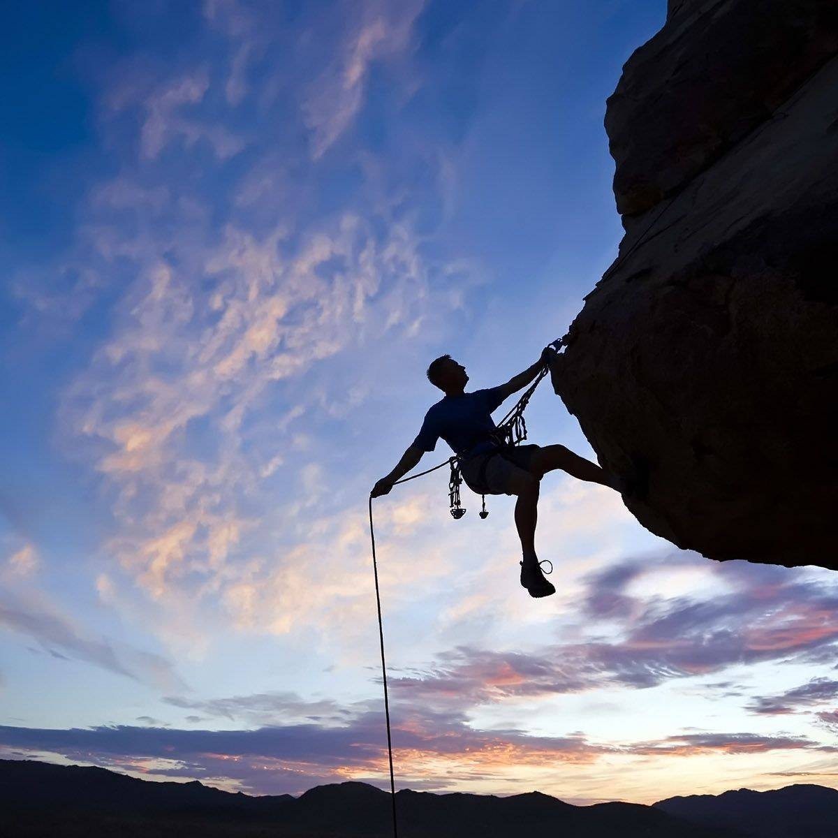 攀岩运动有岩壁芭蕾,峭壁上的艺术体操等美称,由登山运动衍生而来