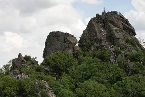 【七星峰 七星峰,俗称"七星砬子,位于富饶美丽的松花江南岸,黑龙江