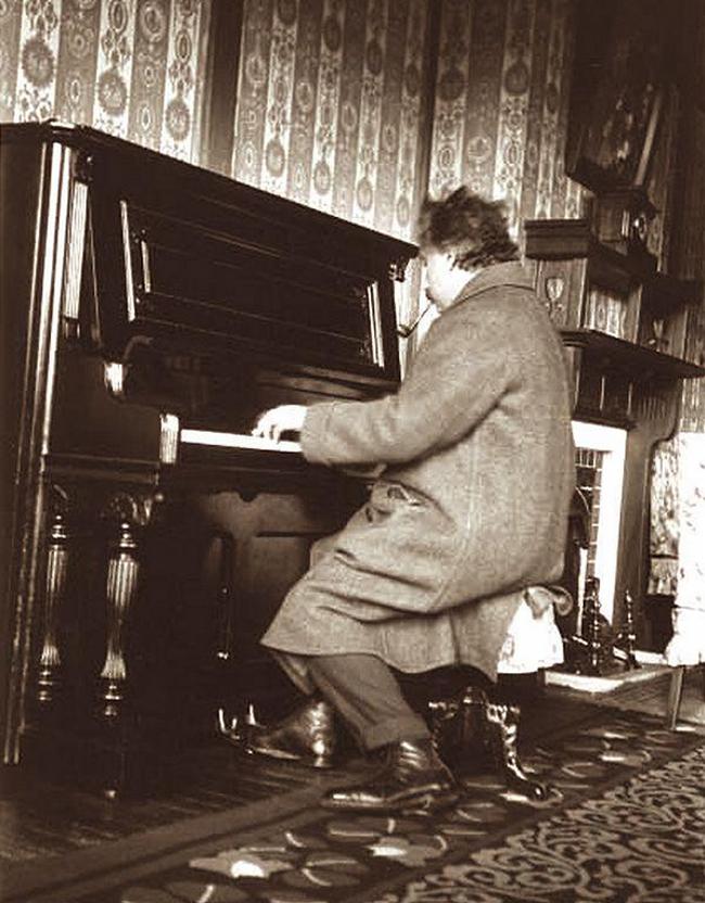 艾伯特·爱因斯坦在日本奈良酒店内弹钢琴,1922年约翰·托尔金,魔戒和
