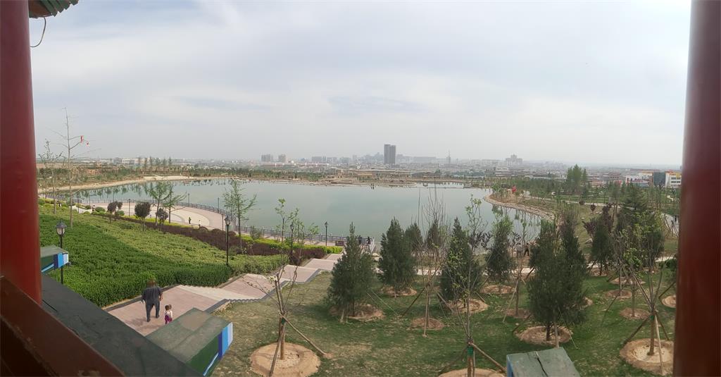 站在城楼上,映入眼帘的是一片超大的人工湖,远处是合阳县城