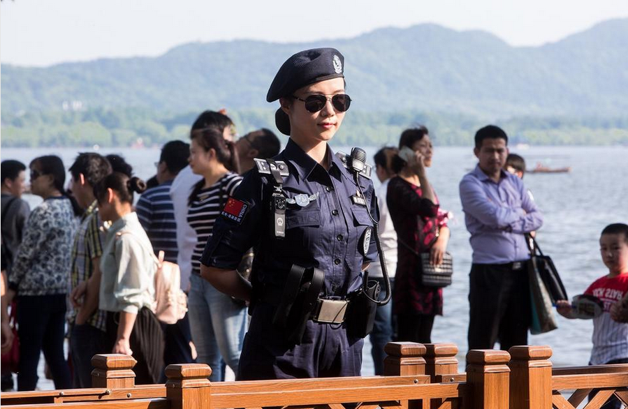 西湖美女巡逻队 美女城管成西湖一道风景线