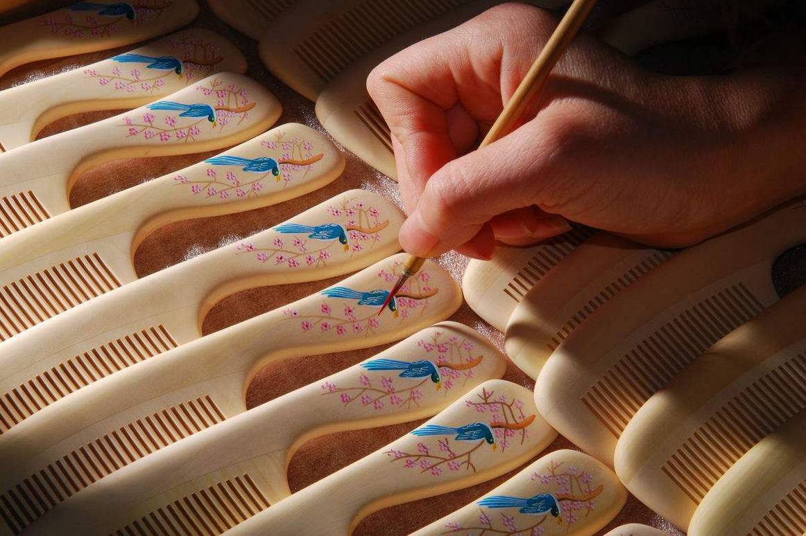 雕刻梳,漆艺梳,彩绘梳等多种类型的梳子发展出合木梳,插齿梳,草木染梳