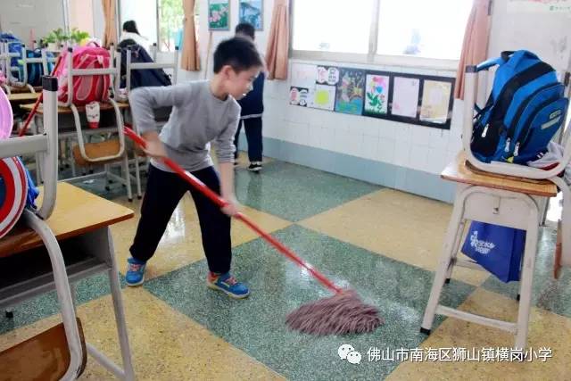 美化校园从我做起记横岗小学开展校园卫生大扫除