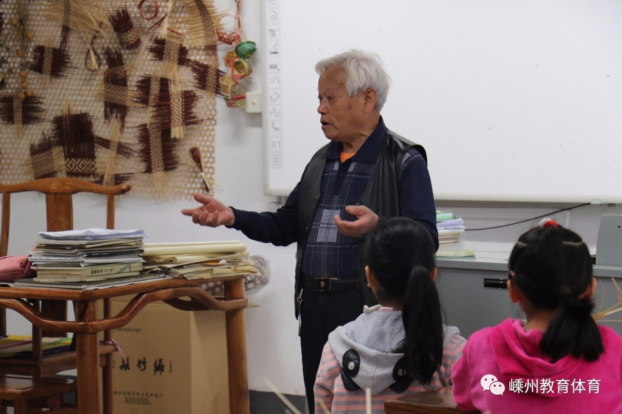 学校还专门聘请嵊州竹编老艺人为指导老师,这之中很多均是国宝级竹编